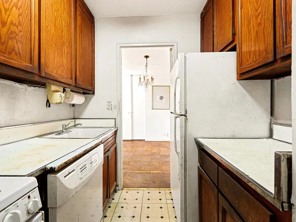 70-25 Yellowstone Boulevard image 14 of 28