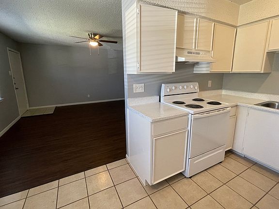4th image of 2700 Sunny Ln #12