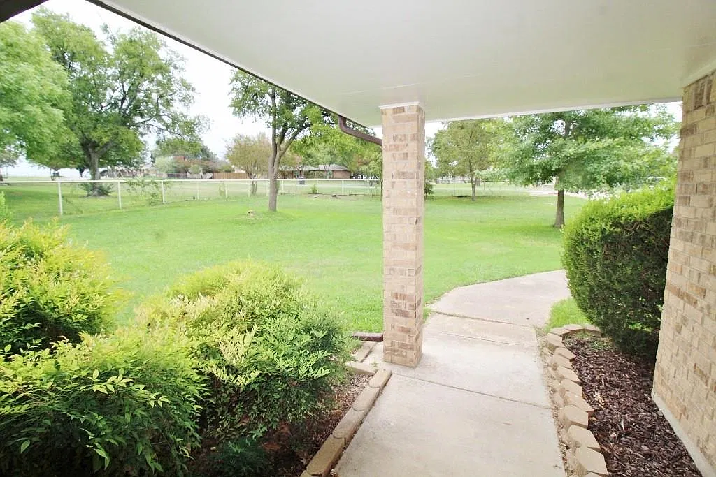 3 bed, 1645 sqft, $2,100 — Photo 3