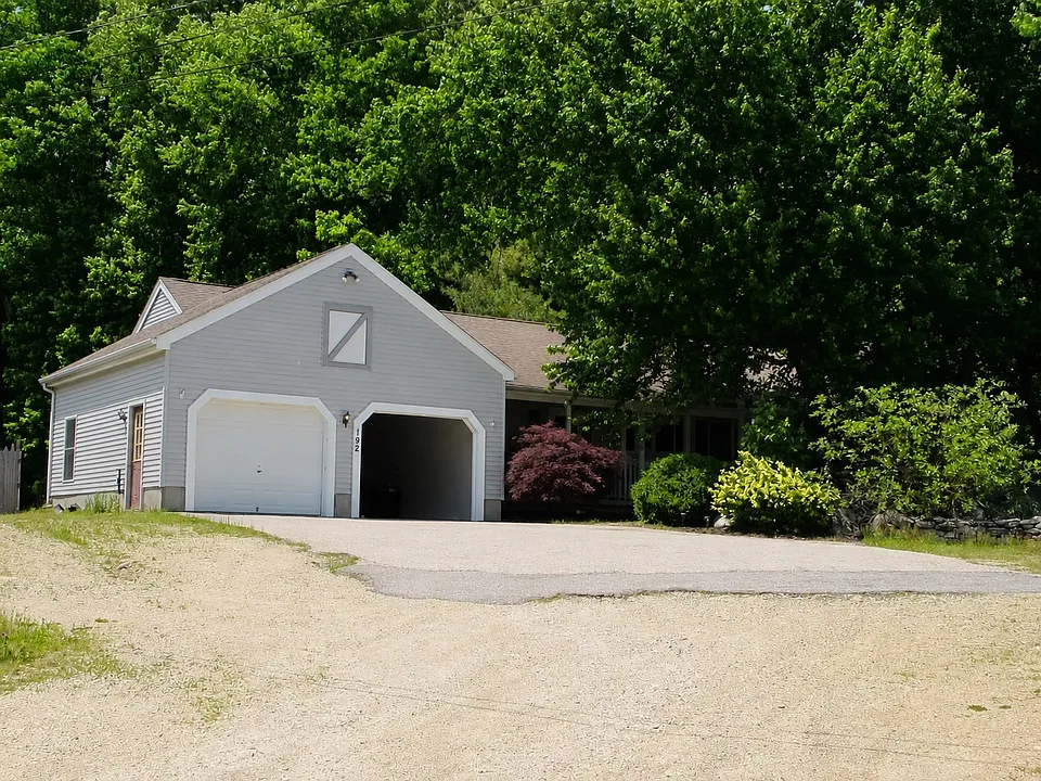 192 Lower Schofield Ave
