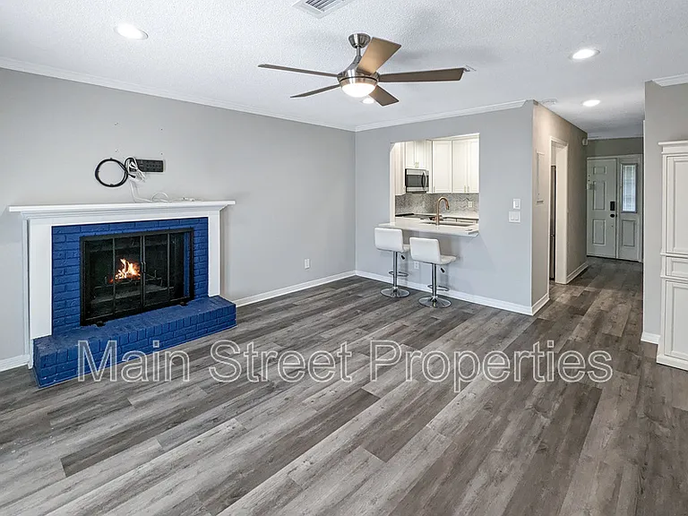 1313 Foxborough Dr — Photo 3