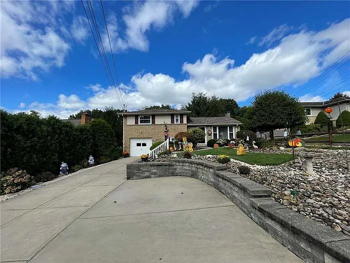 222 Rolling Dr — Photo 3