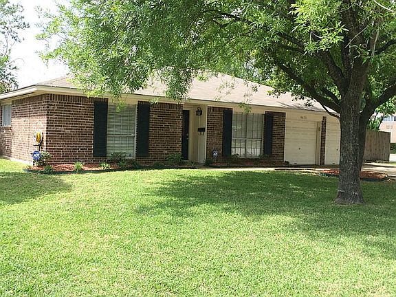 Beautifully landscaped front yard with 2010 roof.