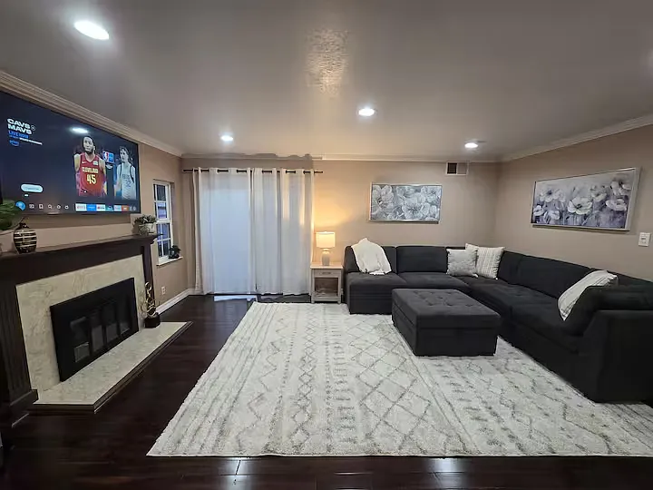 4 bed, 2900 sqft, $9,000 — Photo 2