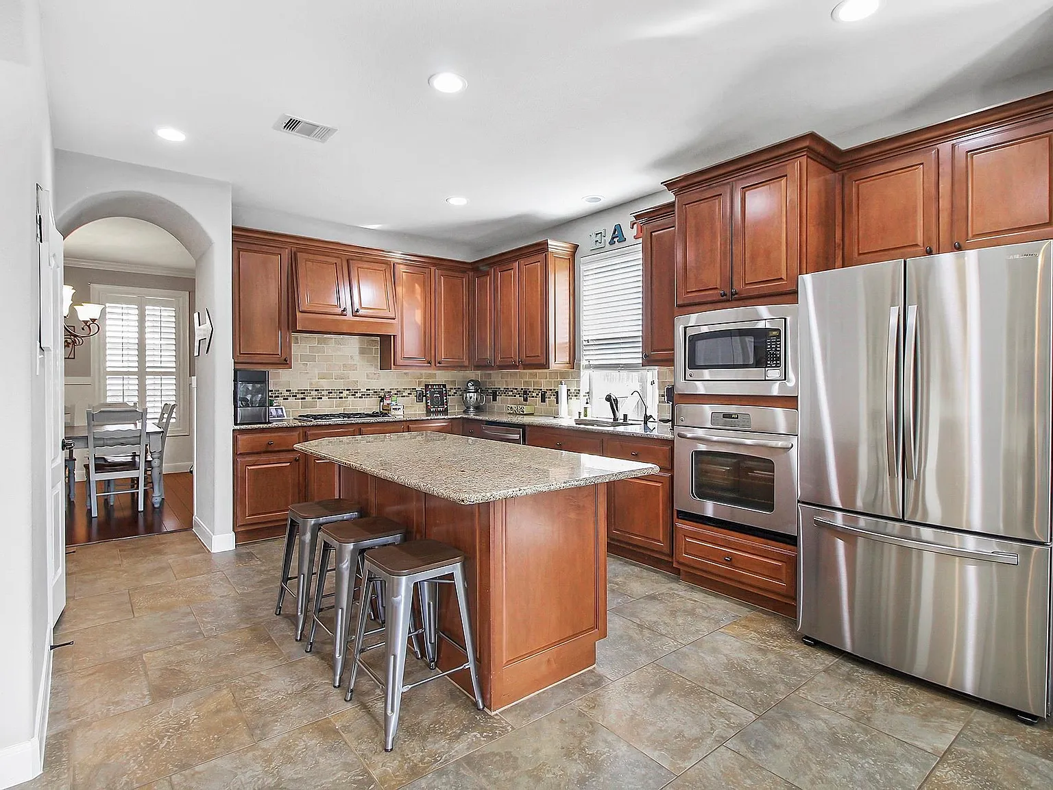4 bed, 3.5 bath, 3865 sqft, $4,400 — Photo 4