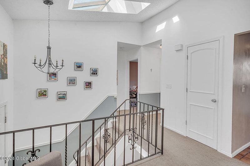 5th image of 33 Cresthaven Avenue