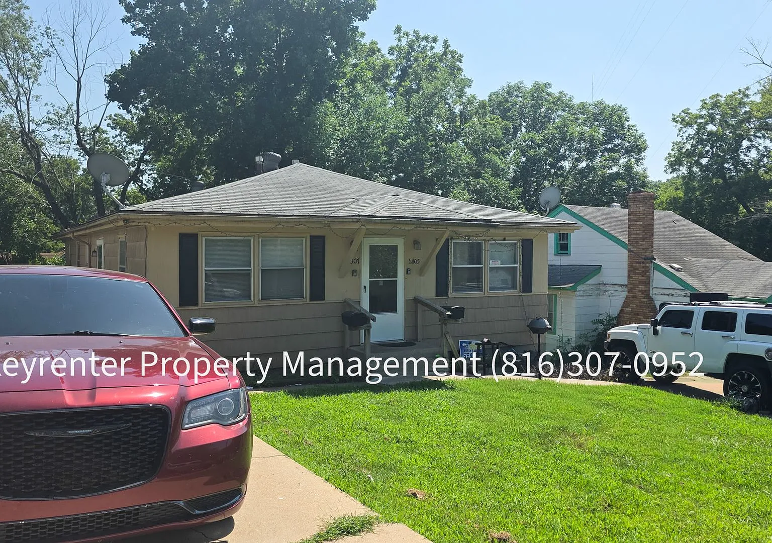 Charming 2-Bedroom Home with Spacious Yard & Off-Street Parking — Photo 2