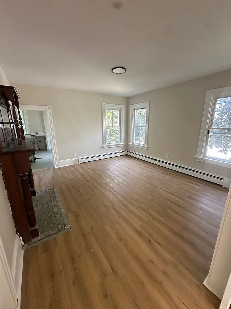 Spacious 2 Bed/ 1 Bath Apartment in East Greenwich! — Photo 1