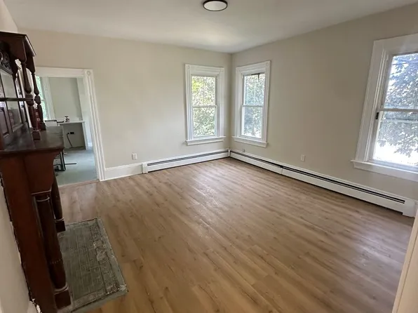 11 Dedford St APT 1, East Greenwich, RI 02818
