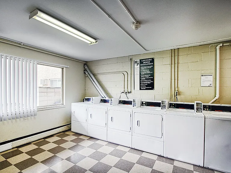 Crown Pointe Apartments — Photo 29