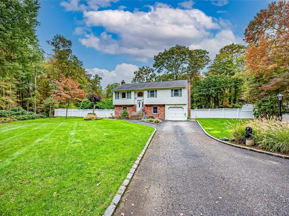 76 Giant Oak Road, Ridge, NY 11961