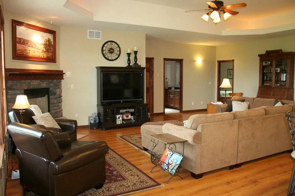 3 bed, 2.5 bath, 2800 sqft, $2,450 — Photo 2