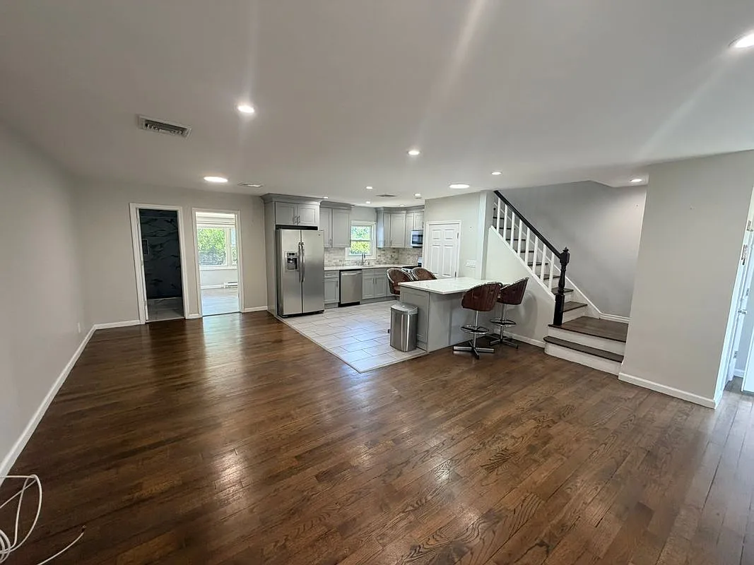 4 bed, 2.0 bath, 1900 sqft, $4,500 — Photo 2