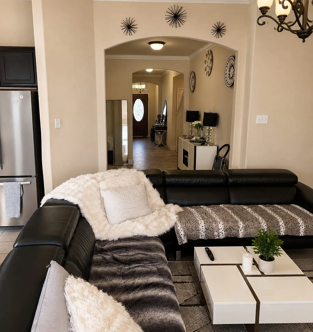 4 bed, 2.5 bath, 2371 sqft, $3,100 — Photo 2