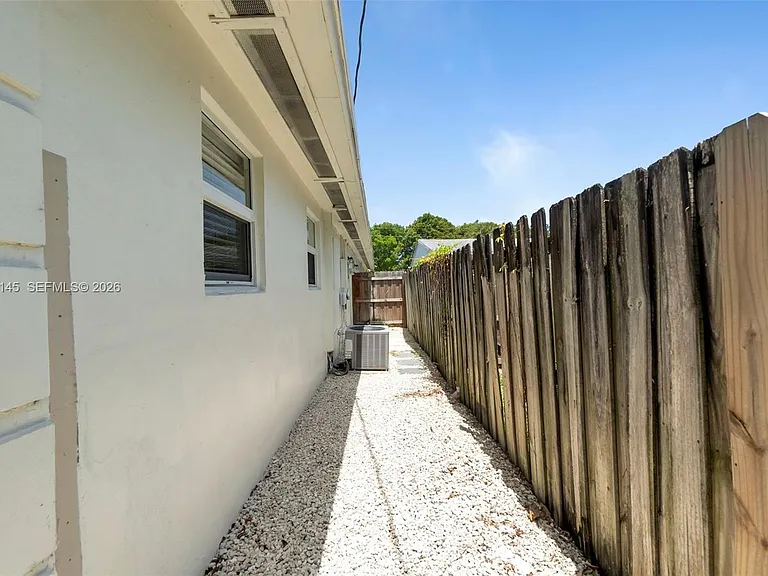 702 NW 18th St #1-2 — Photo 22