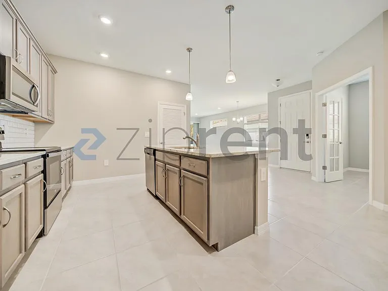 1126 S Town And River Dr — Photo 6