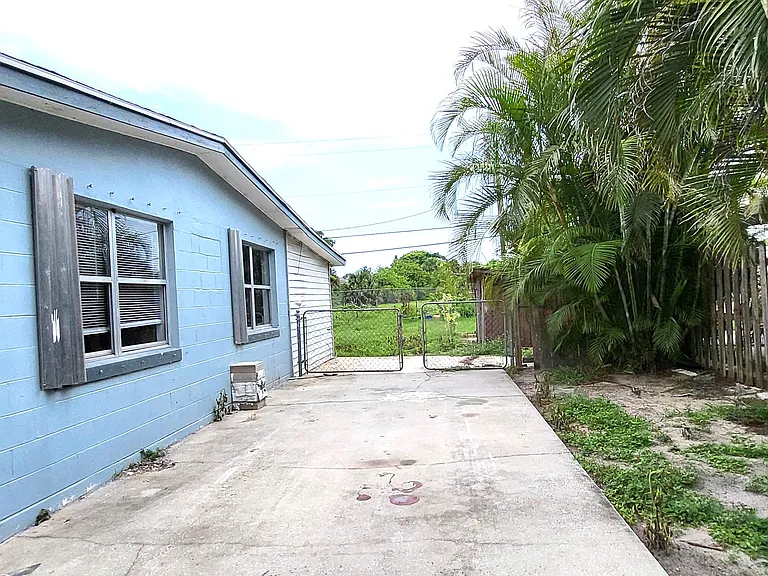 1068 Barclay Dr — Photo 2