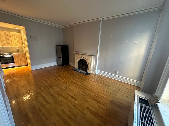 2nd image of 162 E 61st St #D1