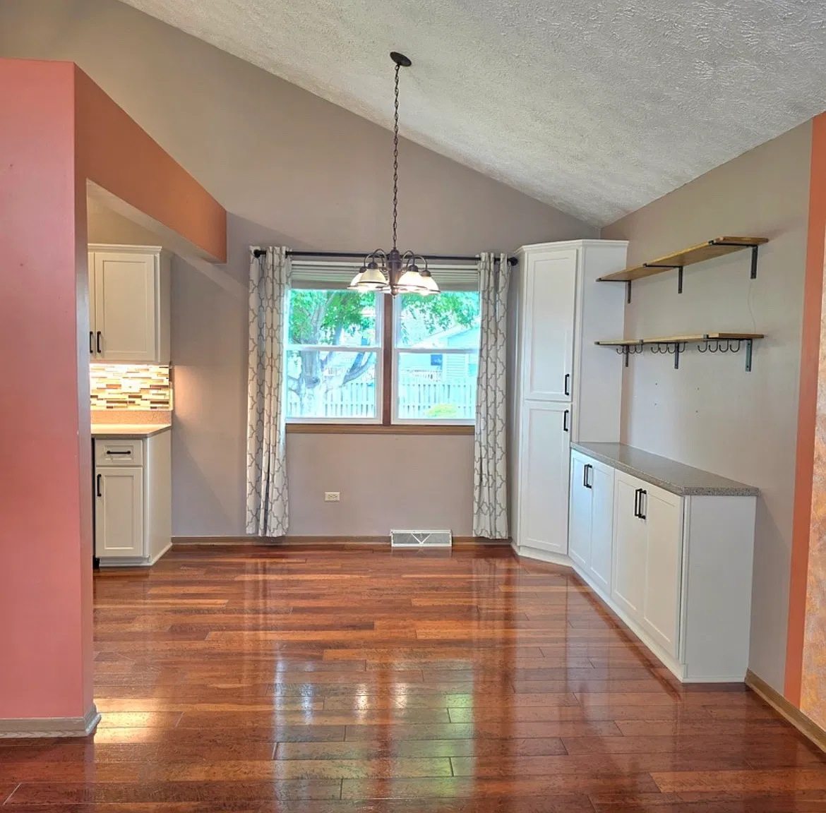 3 bed, 1.5 bath, 1528 sqft, $3,000 — Photo 2