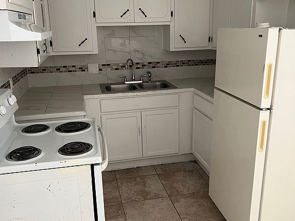 2nd image of 404 SW 26th St #11242281
