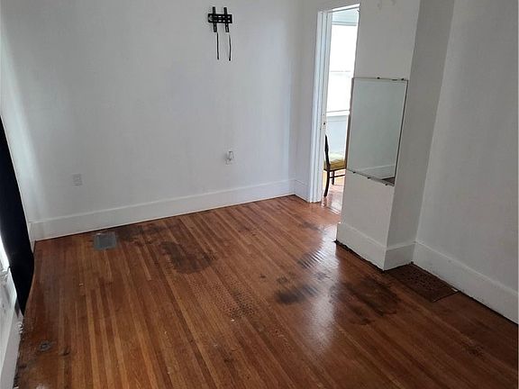 4th image of 2 Lang St