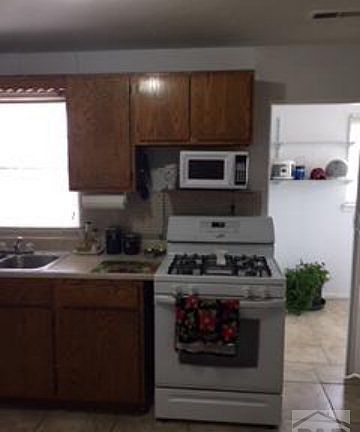 5th image of 318 W 2nd St