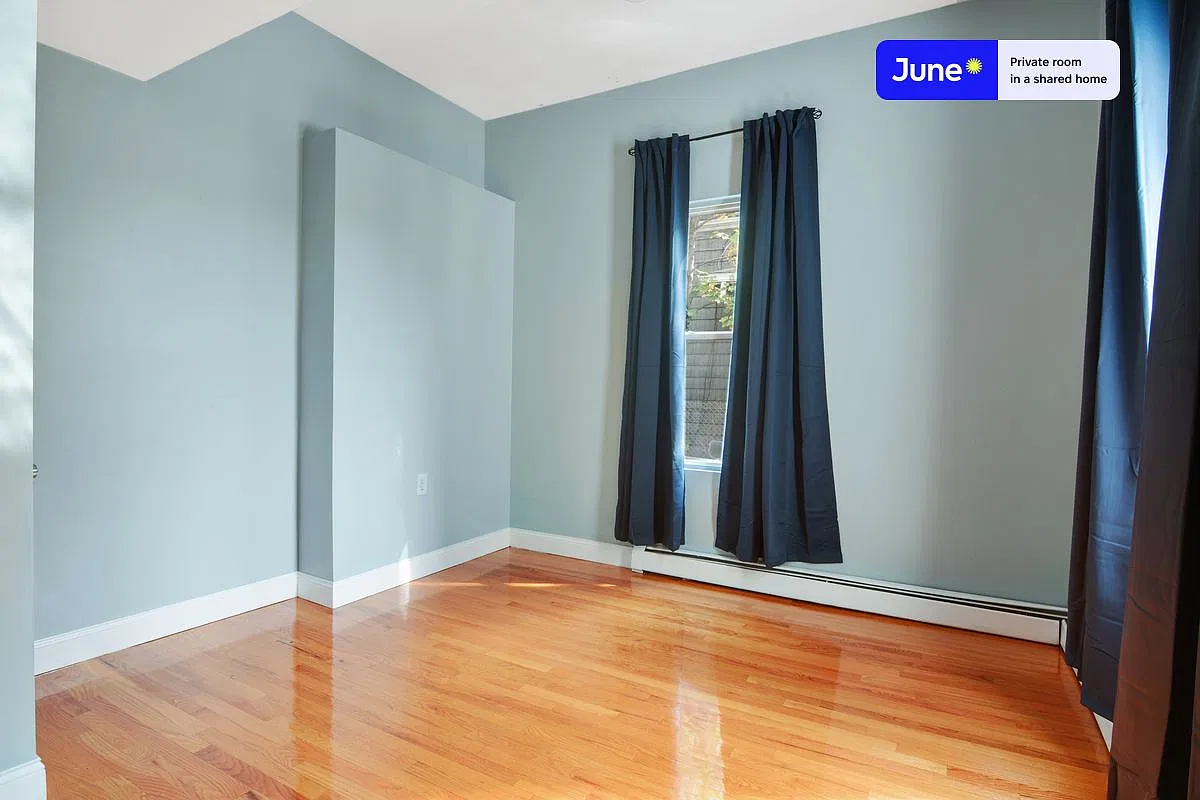 Queen bedroom in 4 bed/2 bath home in Allston #534 B — Photo 2