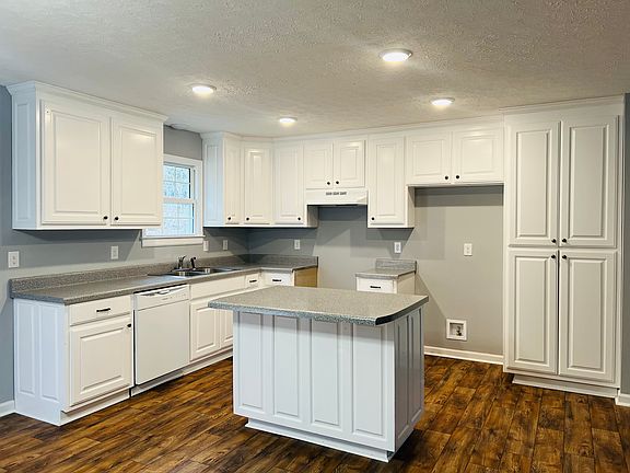 Beautiful open kitchen, lots of cabinetry