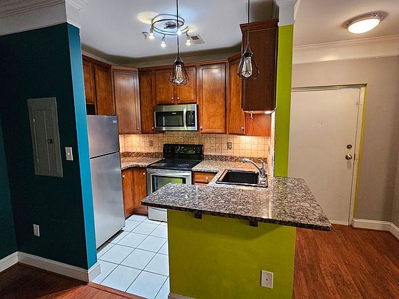 5th image of 2418 E Franklin St Unit 107
