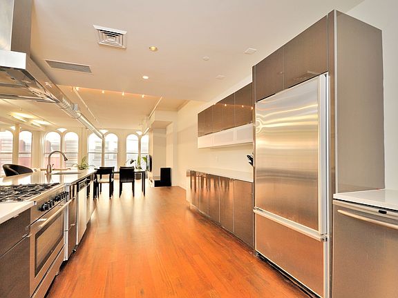 3rd image of 137 Duane St APT 3A