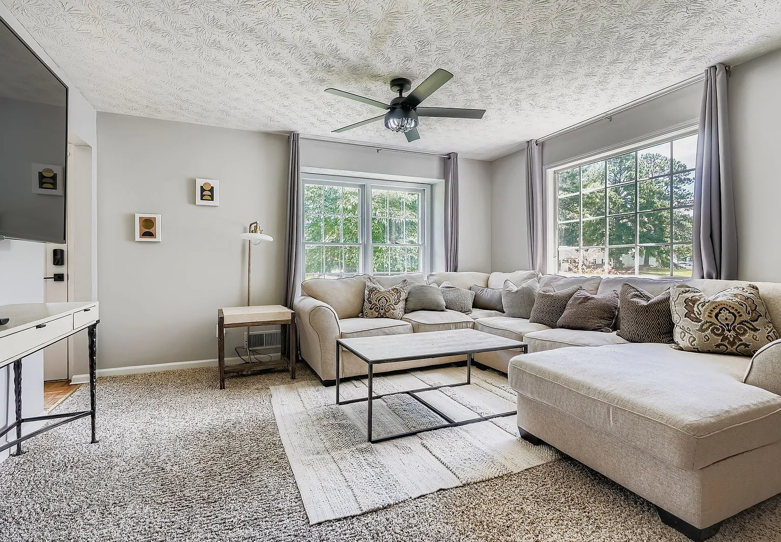 4 bed, 2.5 bath, 2500 sqft, $5,000 — Photo 2