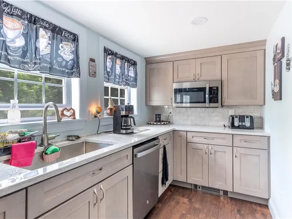 52 Planet Ave, Riverside, RI 02915