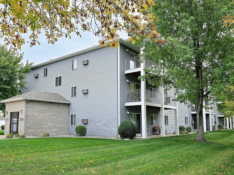 Fargo, ND Flagstone Apartments | Exterior