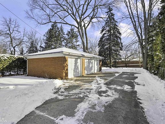 5th image of 386 Saint Clair St #1