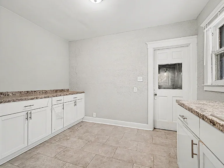 4586 Vancouver St — Photo 10