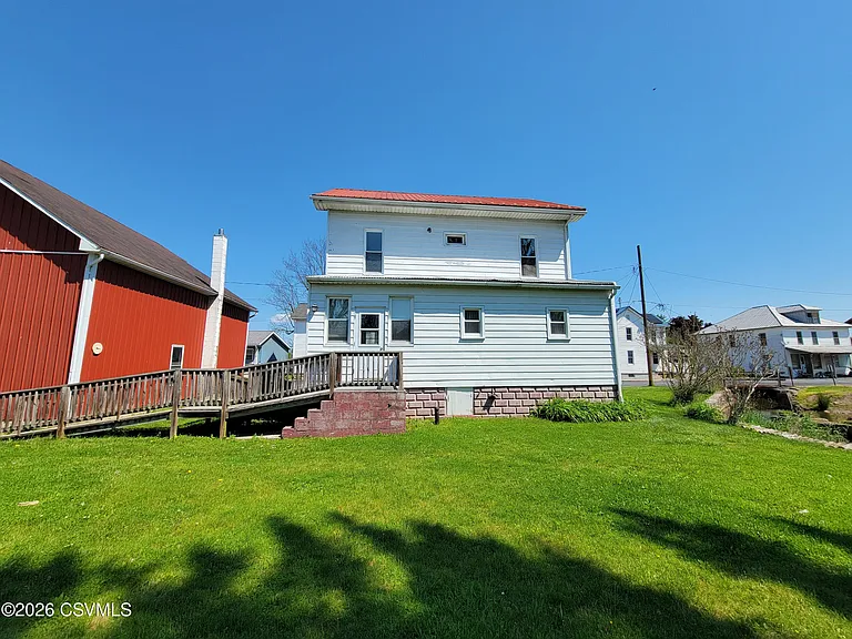 995 Center Ave — Photo 3