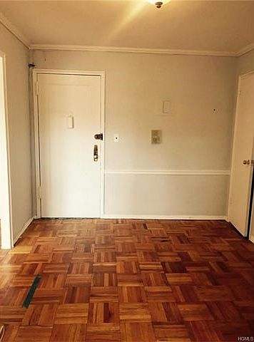 LARGE ENTRYWAY/ FOYER