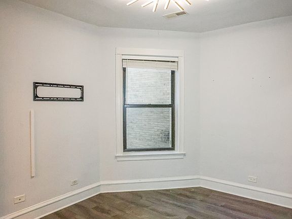 3rd image of 907 W Sheridan Rd #4