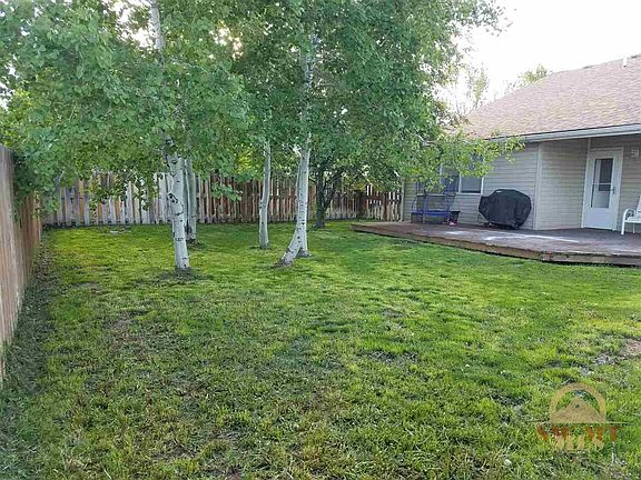 4th image of 916 Golden West Dr