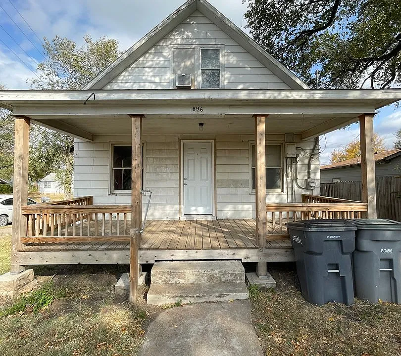 896 W 5th Ave