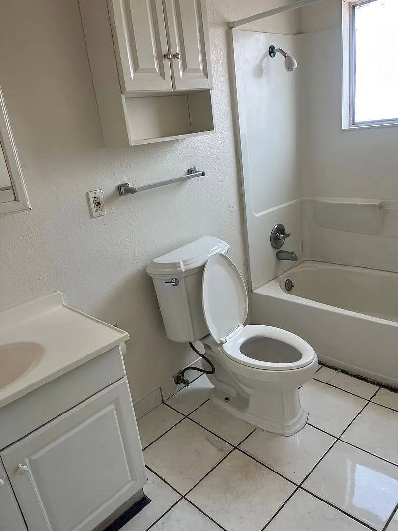 2 bed 2 bath — Photo 2