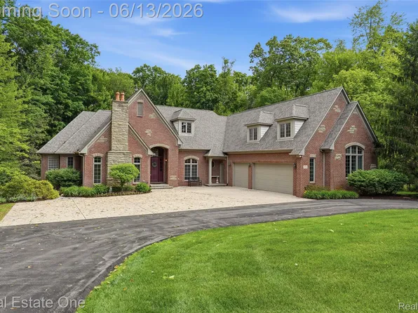 2764 Tall Timbers Dr, Milford, MI 48380