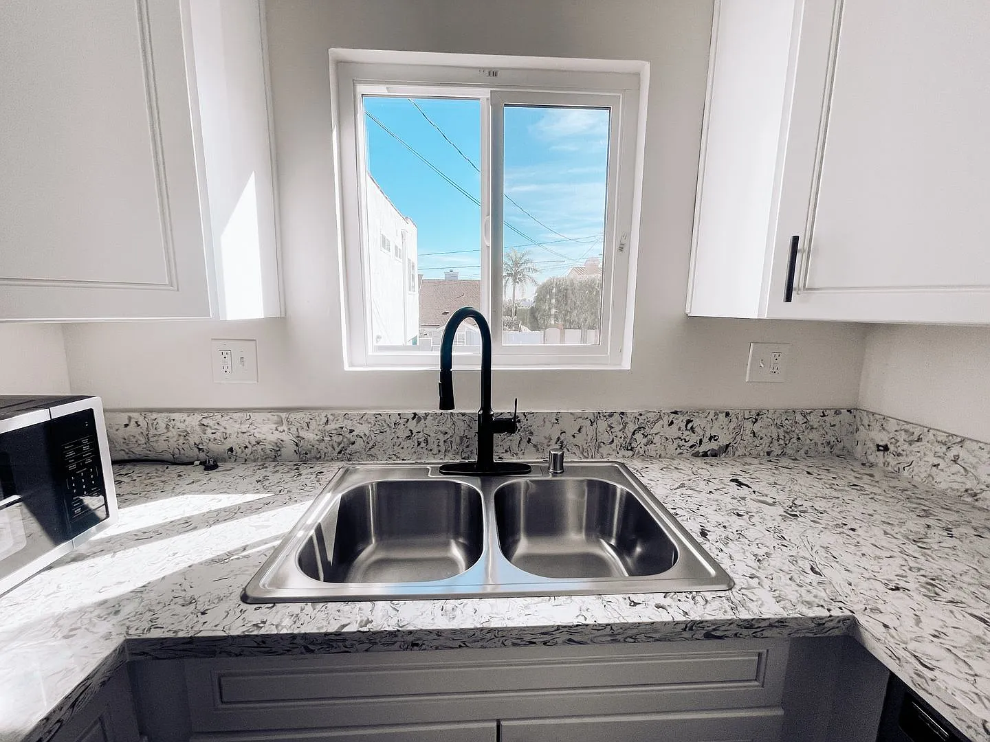 2120 Huntington Ln. — Photo 2