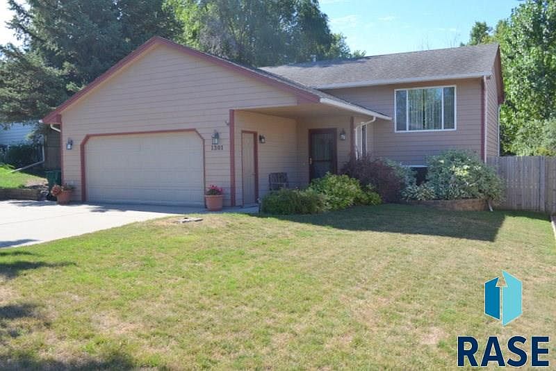 1st image of 1301 E Old Hickory Pl