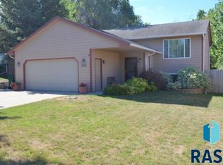 1301 E Old Hickory Pl, Sioux Falls, SD 57104
