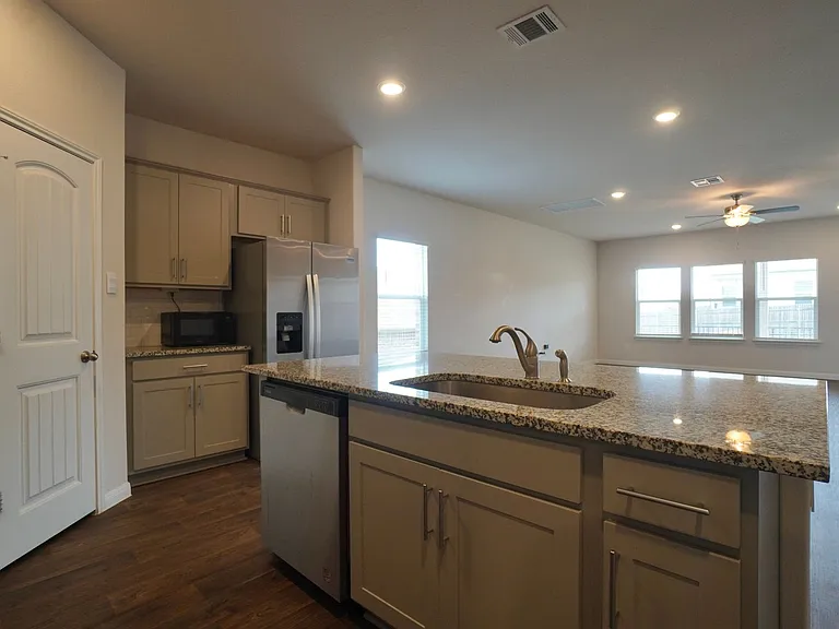 115 Bethpage Dr — Photo 10