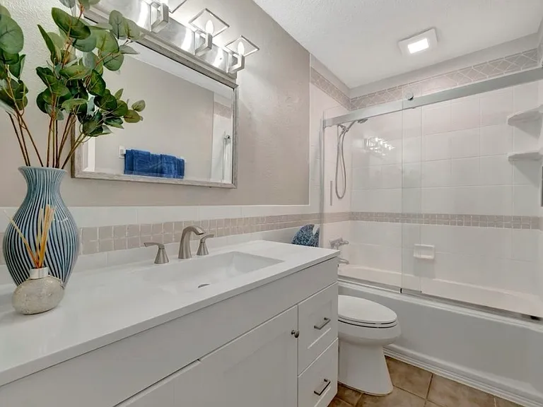 117 Pompano Dr SE #D — Photo 6