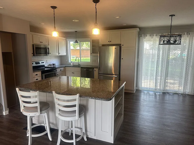 537 Memorial Dr E — Photo 10