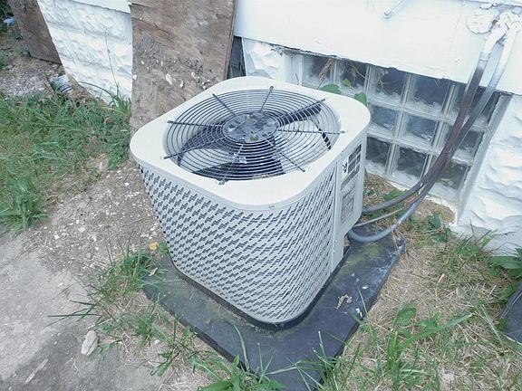 3rd image of 714 Woodlawn Ave