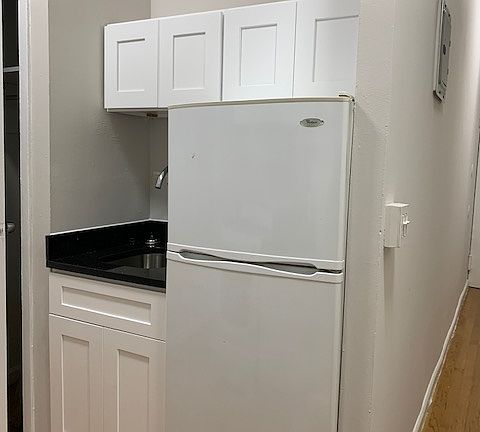 4th image of 226 Thompson St #B